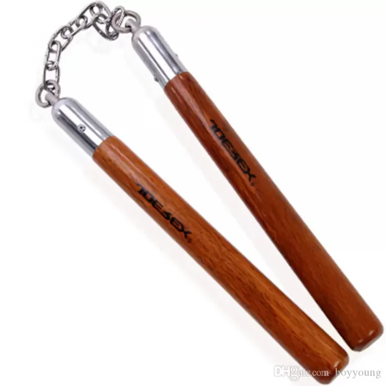 Les nunchakus sont généralement mis en vente dans des boutiques spécialisées en article de sport ou arts martiaux. Un nunchaku en métal convient parfaitement à ceux qui veulent se perfectionner. Ce type d’arme est composé de deux branches en métal ou en acier inoxydable qui peuvent être reliées à l’aide d’une chaîne ou d’une corde. Dans cet article, nous allons voir ensemble les étapes à accomplir pour attacher une chaine à un nunchaku en métal. Comment faire pour fixer une chaine sur un nunchaku en métal ? Pour réussir cette opération, vous allez avoir besoin de six boulons, huit rondelles et deux vis. Une fois le matériel prêt, vous devrez procéder comme suit : 1. D’abord, fait un trou à environ 1cm du haut de chaque branche du nunchaku. Mais, il faudra avant marquer l’endroit où vous allez percer. 2. Pour fixer la chaîne, nous allons avoir besoin de deux vis, six boulons et huit rondelles. 3. Après avoir pointé les deux branches, servez-vous d’une petite mèche (diamètre de 2 à 3 millimètres) pour faire un pré-trou. Ce dernier permet de guider la mèche de plus gros diamètre. Ensuite, il faudra percer par-dessus avec une mèche de 8 millimètres. 4. Maintenant, fixez la vis, les rondelles, les boulons et la chaine, sur chaque branche du Nunchaku. Assurez-vous qu’ils soient correctement maintenus. 5. Si la taille de la vis n’est pas adaptée, choisissez une autre plus grande et coupez-la en utilisant une pince coupante ou une scie. 6. Laissez-la vis tourne sur elle-même pour qu’elle ne provoque pas de dommage sur le nunchaku au moment des rotations. 7. Voilà, votre arme est prête à utiliser, il ne vous reste qu’à vérifier un petit détail : le poids ! Comment identifier le poids approprié à votre nunchaku ? Si vous maitrisez déjà l’utilisation du Nunchaku, vous pourrez donc identifier le poids adéquat pour pouvoir s’entrainer et créer des enchainements avec cette arme. Pour cela, faites quelques mouvements pour voir si votre outil vous semble trop lourd ou bien trop léger. S’il est lourd, vous ne pourrez rien faire malheureusement. Vous devrez simplement choisir une matière moins lourde (par exemple l’aluminium). Dans le second cas, vous devrez l’alourdir en ajoutant quelques grammes qui pourraient faire une différence. L’idéal est de rajouter progressivement quelques grammes sur chaque branche. Pour cela, vous pouvez vous servir des bouchons de bouteille que vous découperiez en couteau, afin qu’ils rentrent facilement dans le tube. Sachez qu’un bouchon coupé pèse environ 5 grammes qui change complètement la manipulation de cet outil. Si vous désirez rajouter plus de poids, insérez donc des plombes sur les côtés des bouchons avant de les mettre dans les branches. Il est conseillé de vous servir d’une balance qui vous permettra de vérifier et d’ajouter le même poids sur chaque bâton du Nunchaku ! Une fois le poids idéal trouvé, il vous reste un dernier point à faire, mais ce n’est pas obligatoire. En général, les nunchakus en métal peuvent abimer les mains lors de l’entrainement, ce qui peut être gênant pour certaines personnes. Afin d’y remédier, utilisez une petite pince pour tordre le haut des tubes de façon à ce qu’ils ne provoqueront pas de pincements. Maintenant, vous pourrez vous entrainer en toute sécurité ! Autre méthode pour relier les deux branches de Nunchaku Il existe une autre technique pour attacher les deux branches de Nunchaku avec une chaine. Pour cela, vous devrez vous munir d’une corde de petit diamètre, d’une chaine et de deux branches déjà percées. En effet, vous devrez faire 4 trou au niveau du haut des branches. Assurez-vous que le diamètre est largement suffisant pour faciliter le passage de la corde au minimum 4 fois. Ensuite, vous devrez faire passer la corde 5 à 7 fois, soit en effectuant un nœud avec les deux extrémités de la corde ou soit en les laissant à l’intérieur des branches. Cela dépend du nombre de passages que vous avez fait. Enfin, vous devrez répéter la même chose sur la deuxième branche de votre Nunchaku !